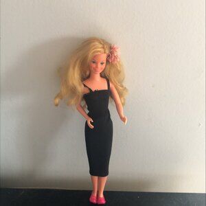 1980's Original Mattell Skipper doll comes with outfit and pink shoes.